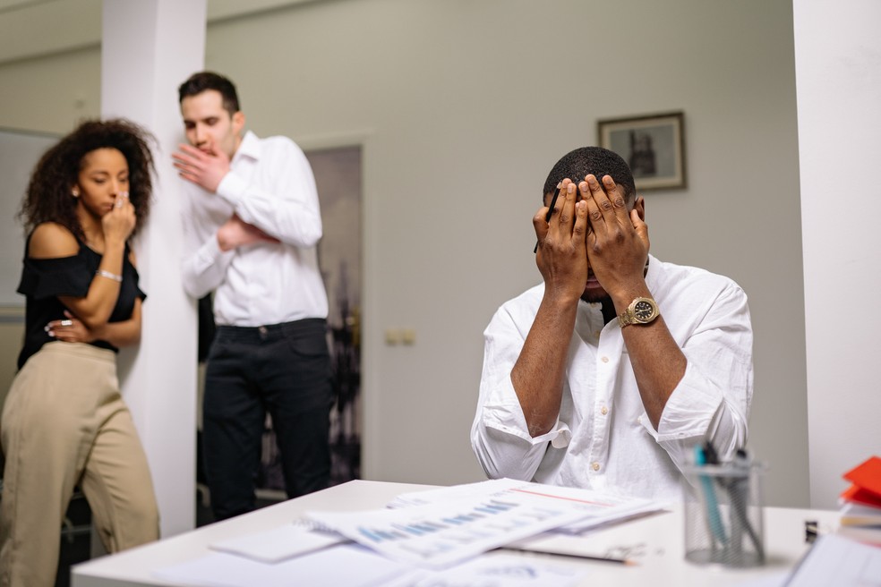 Colunista afirma que intrigas e fofocas fazem parte da experiência humana em grupos, mas equipes motivadas e orientadas para um determinado fim podem realizar feitos maiores do que a soma das capacidades individuais — Foto: Pexels