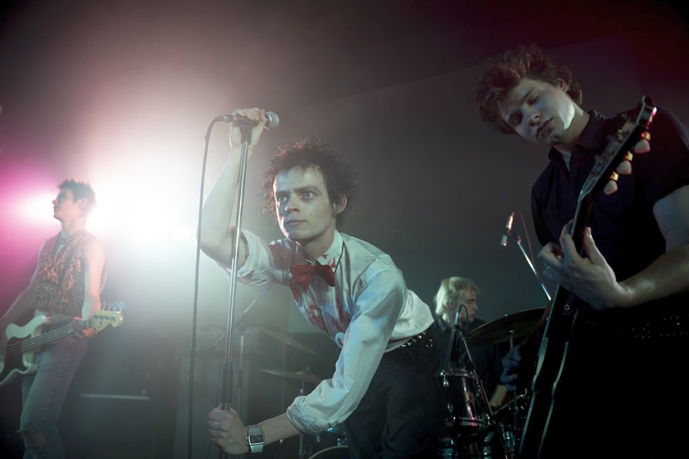 Em ‘Pistol’, Anson Boon (à frente) faz do vocalista do Sex Pistols, Johnny Rotten, uma caricatura grosseira de olhos esbugalhados — Foto: Divulgação
