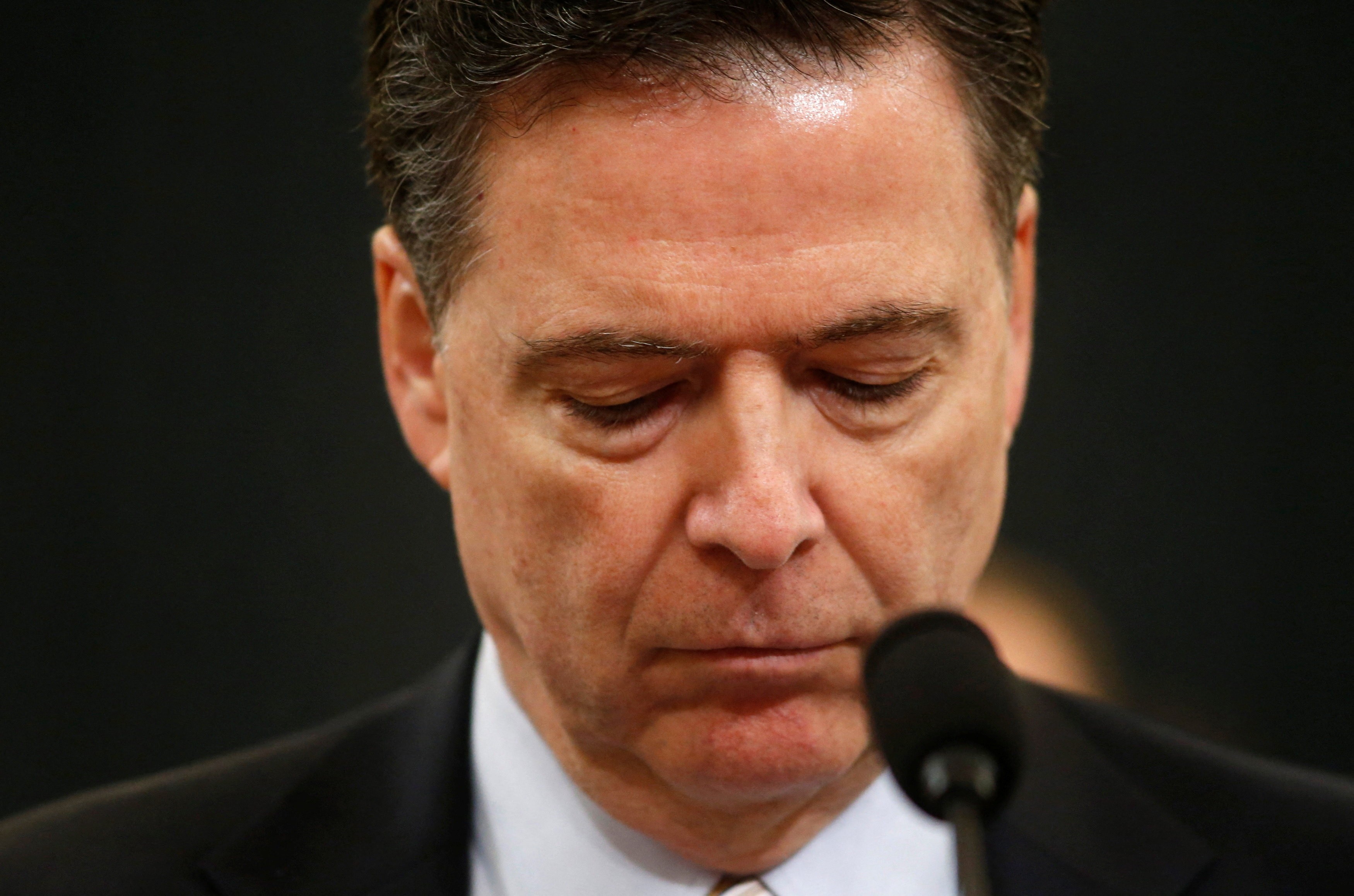 Ex-diretor do FBI se apresenta à Justiça após acusação de ameaçar Trump