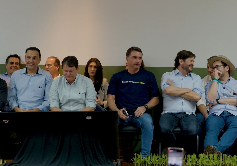 Flávio Bolsonaro e Tarcísio de Freitas na Agrishow