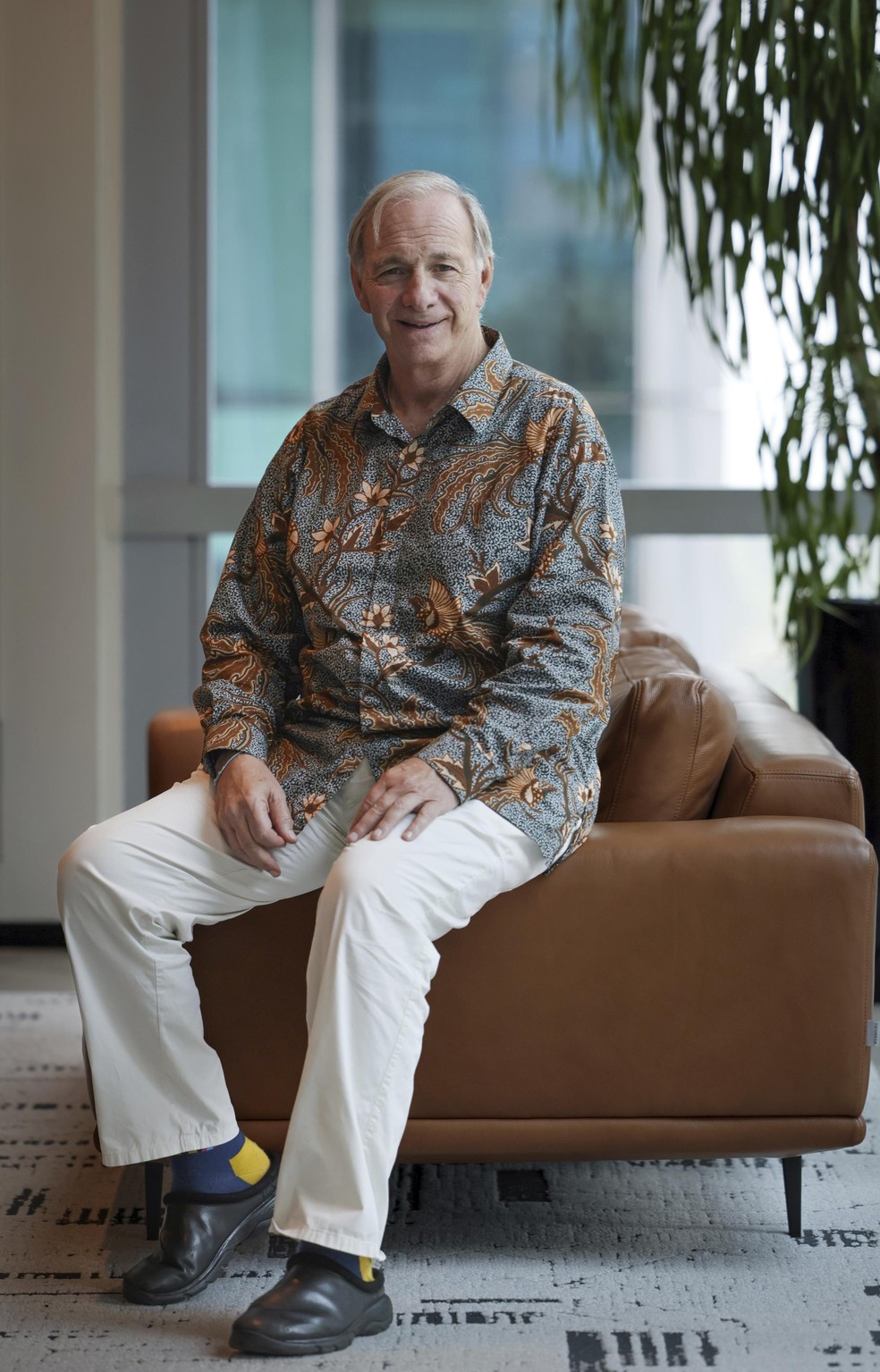 “O dólar e outras moedas importantes vão perder sua efetividade como estoques de riqueza”, diz Ray Dalio — Foto: Gin Tay/AP