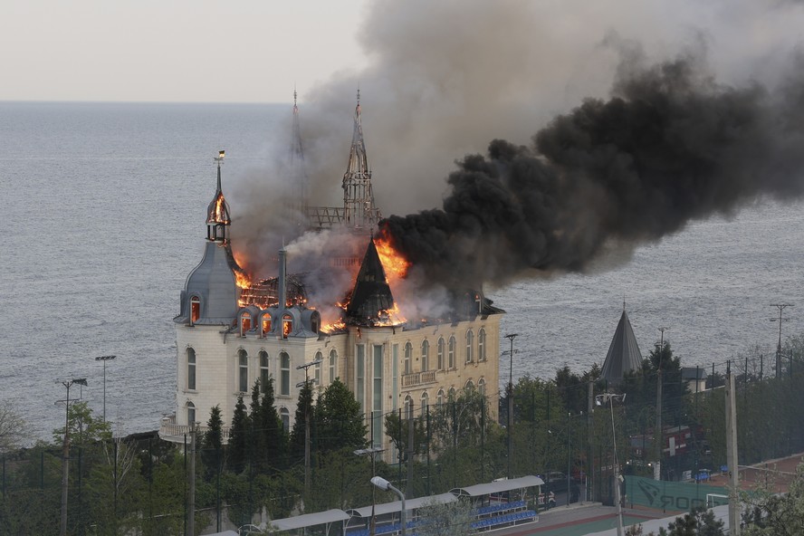 Um prédio da Academia de Direito de Odessa está em chamas após um ataque com mísseis russos em Odessa, Ucrânia