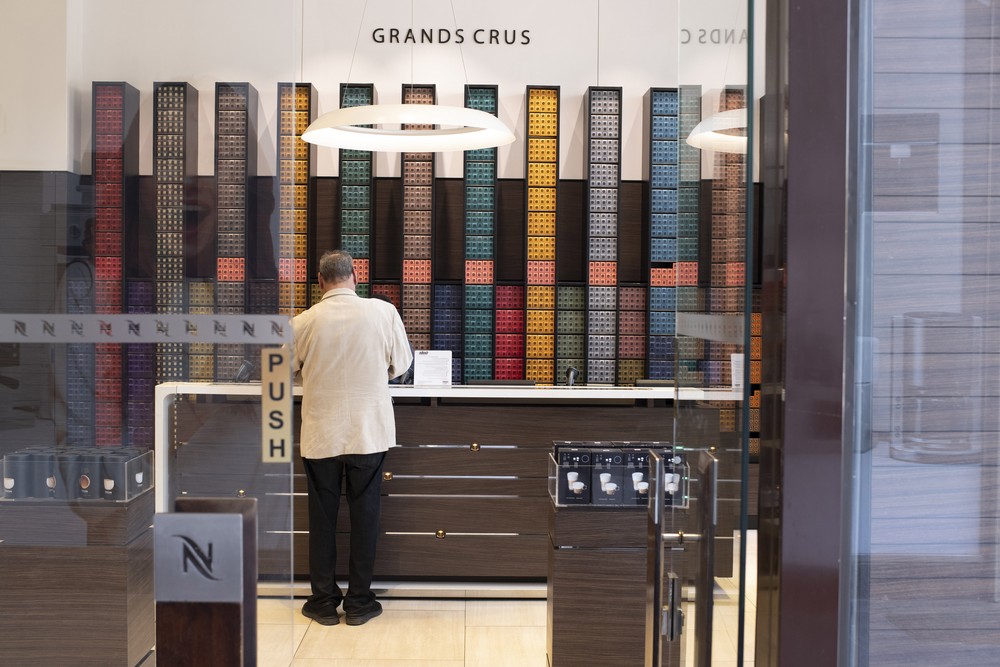 Os fabricantes de alimentos agora estão lidando com os custos crescentes do café, que mais que dobraram no ano passado em meio ao mau tempo no Brasil e no Vietnã — Foto: Bloomberg