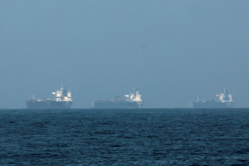 Petroleiros em um terminal marítimo em Nova Iorque.