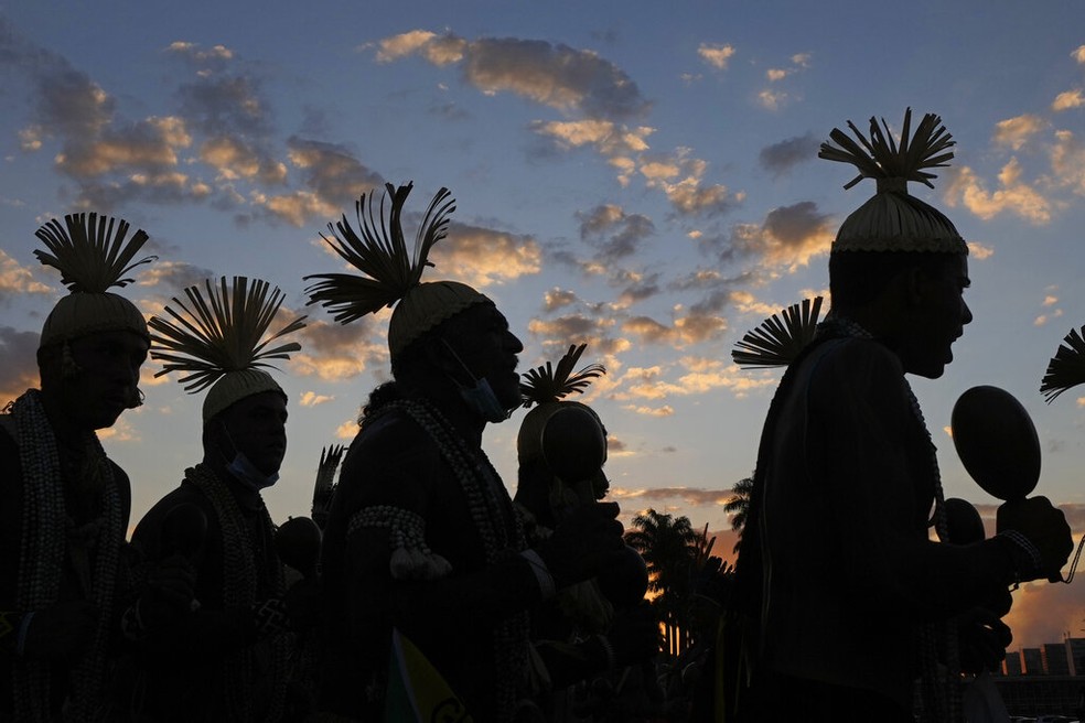 Indígenas protestam em Brasília — Foto: AP Photo/Eraldo Peres