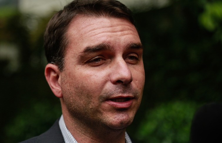 Flávio Bolsonaro é vaiado por manifestantes na saída do Congresso