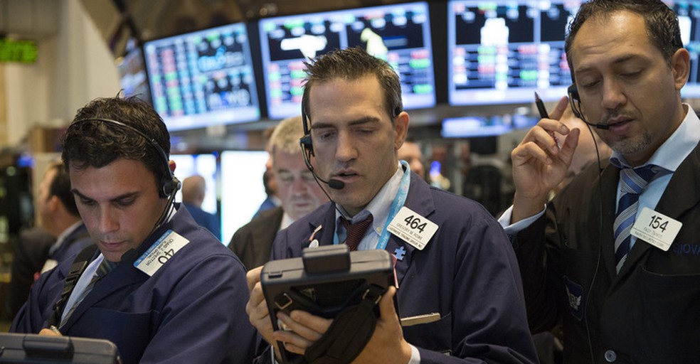 Gráfico da bolsa de Nova York com o índice Dow Jones em alta.