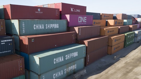 Exportações da China caem em maio depois de crescimento inesperado em abril