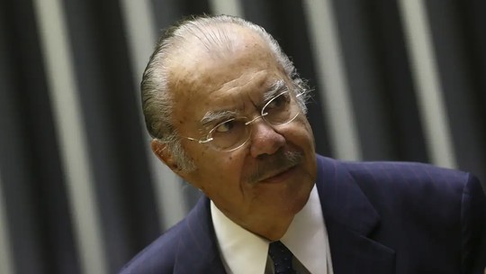 Ex-presidente José Sarney é internado após dores