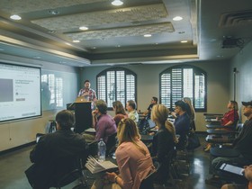 Faculdades de tecnologia e negócios atualizam cursos para atender demanda de mercado