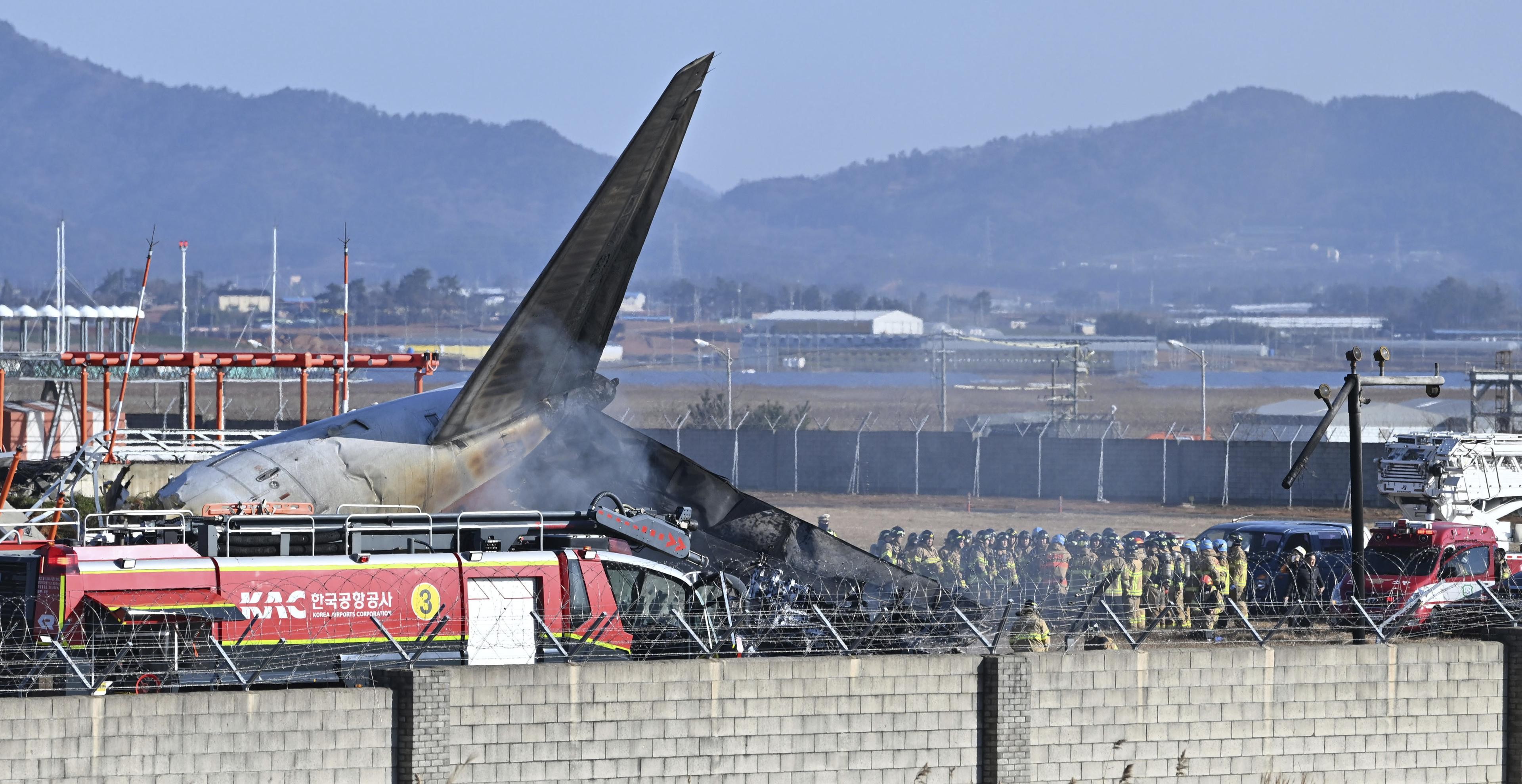 Avião sai da pista, explode e ao menos 29 morrem na Coreia do Sul, diz agência