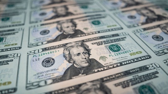 Dólar acompanha exterior e recua após dados de inflação nos EUA