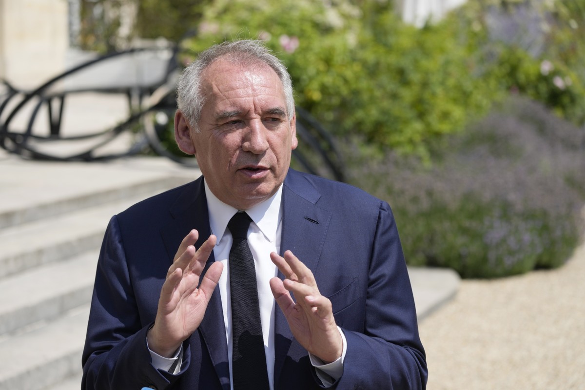 França anuncia corte de 44 bi de euros em gastos para frear dívida pública