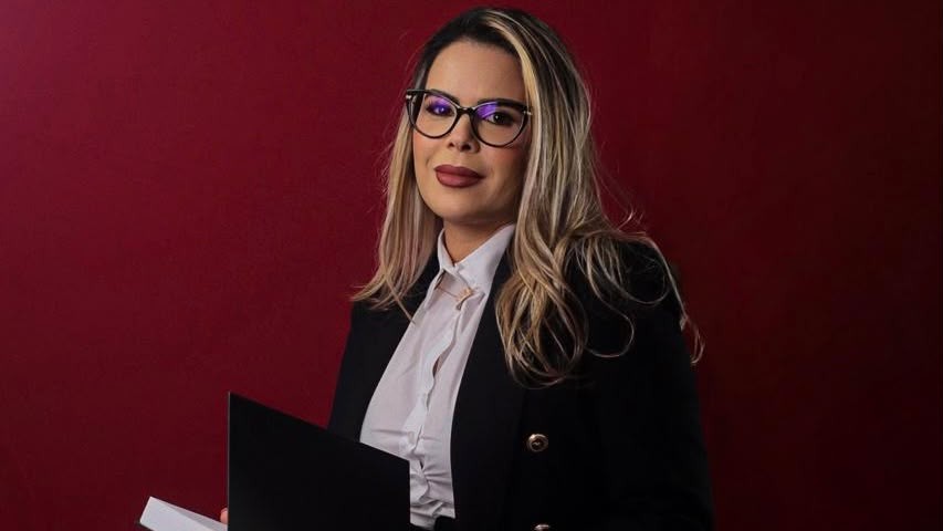 Aos 48 anos, MULHER conquista aposentadoria de R$ 7,3mil com orientação previdenciária de Dra. Ana Almeida - Foto