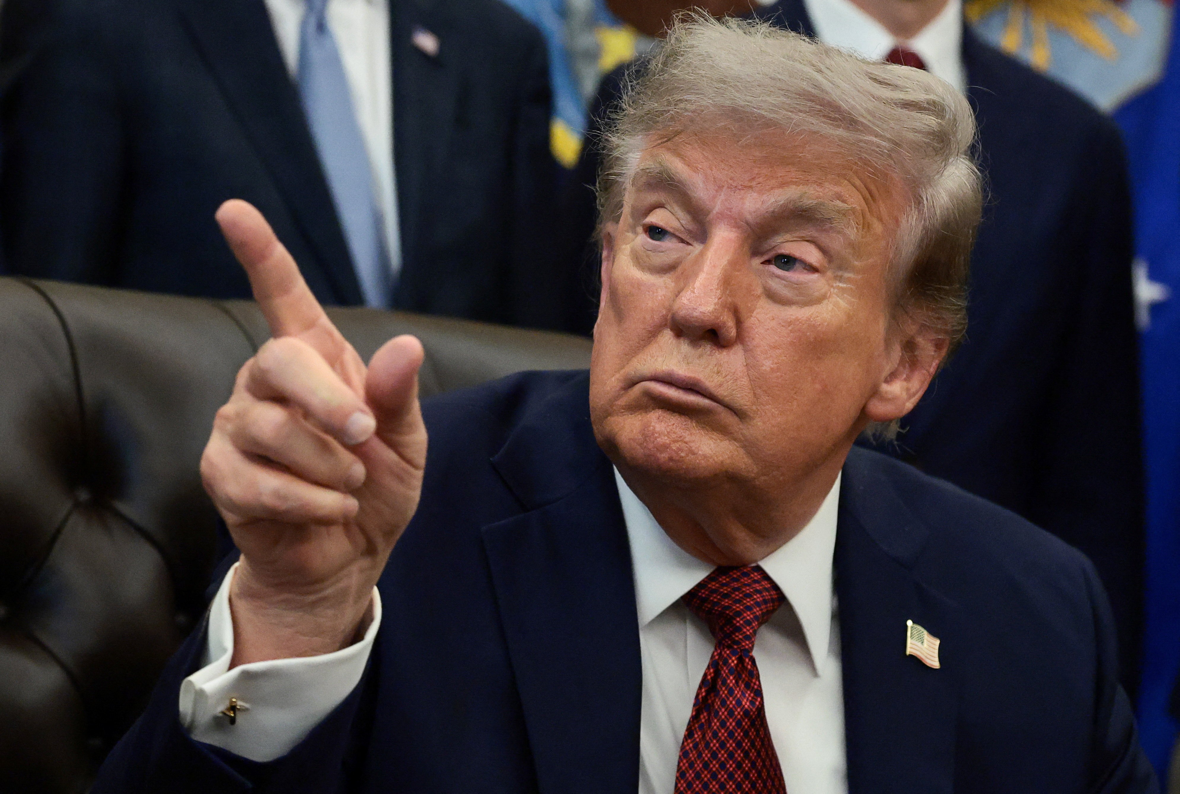 Trump discute intensificar ataques contra Irã com assessores