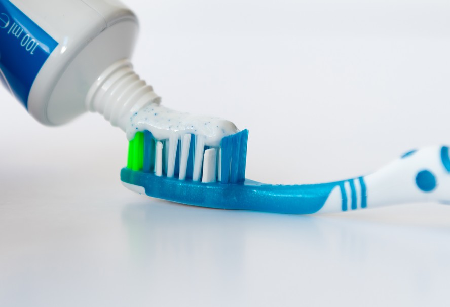 O creme dental pode ter na sua formulação elementos como o zinco e o bicarbonato de sódio, ambos matérias-primas da mineração brasileira