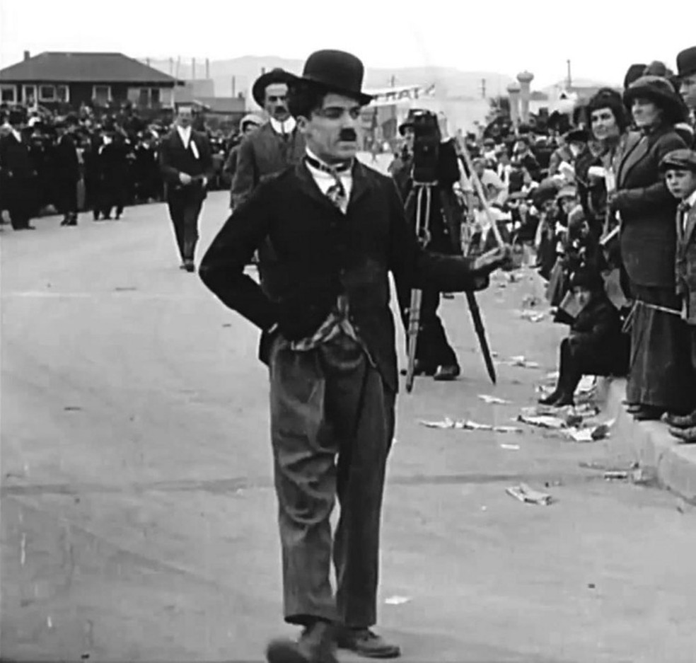 Chaplin como Carlitos em "Corrida de Automóveis para Meninos": esse artista múltiplo talvez tenha criado, em 1914, o personagem ficcional mais famoso do cinema do século XX — Foto: Divulgação