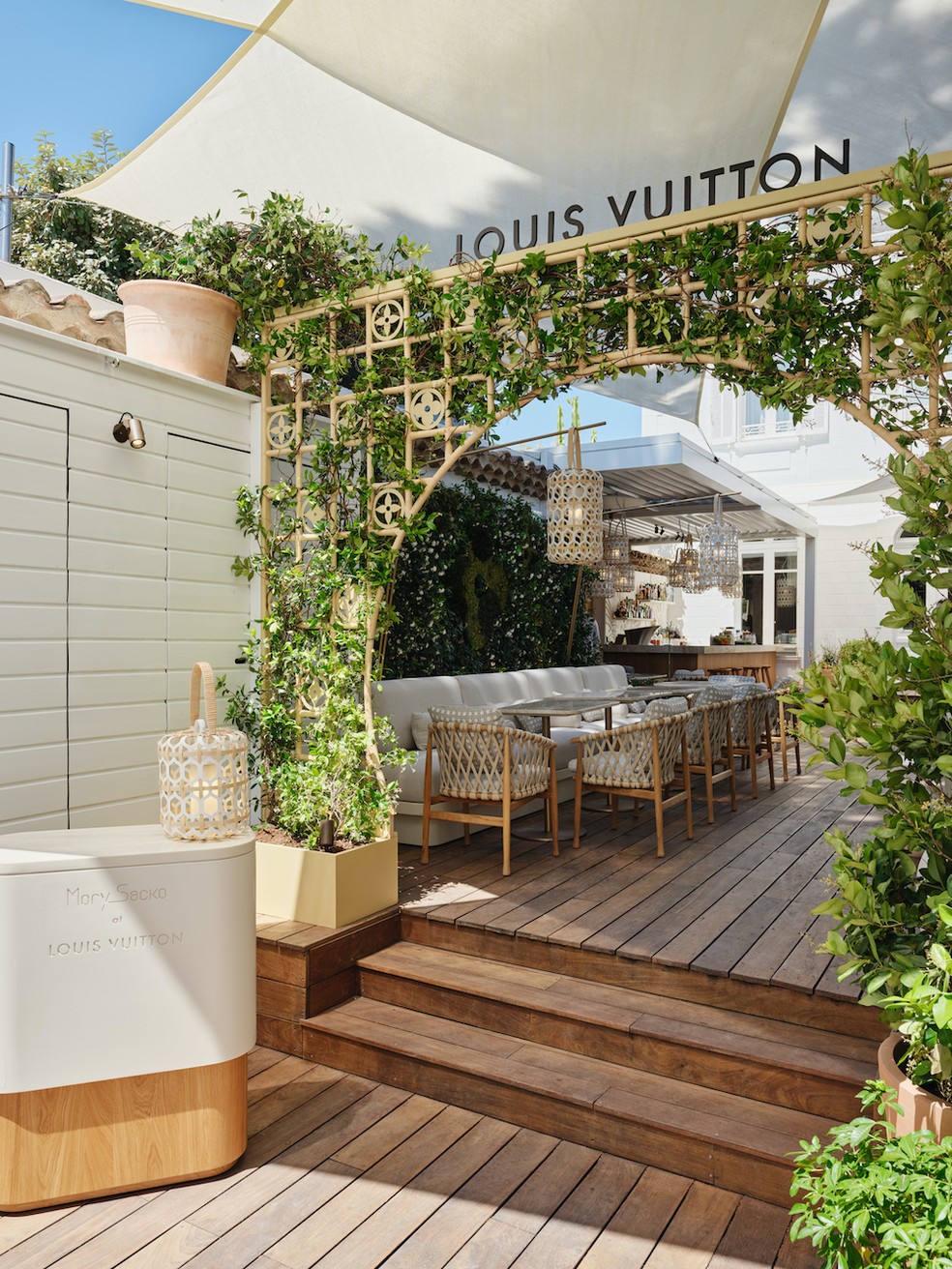 Louis Vuitton abre primeiro café e restaurante dentro da nova loja