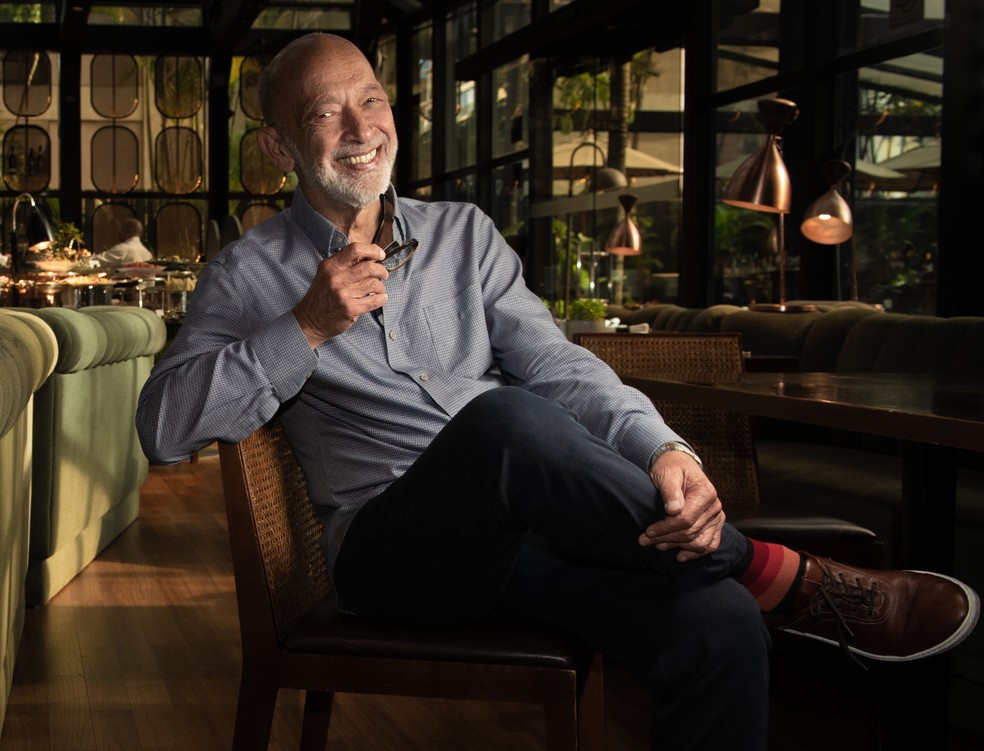 “Não estou envelhecendo em nenhum quartinho nos fundos. Vou envelhecer na sala da frente, ciente dos meus direitos e gritando por eles”, diz Alexandre Kalache — Foto: Ana Paula Paiva/Valor