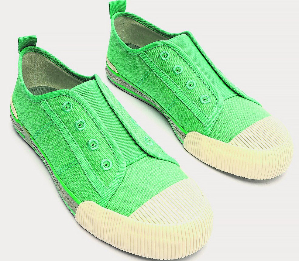 Tenis feito sale de material reciclado