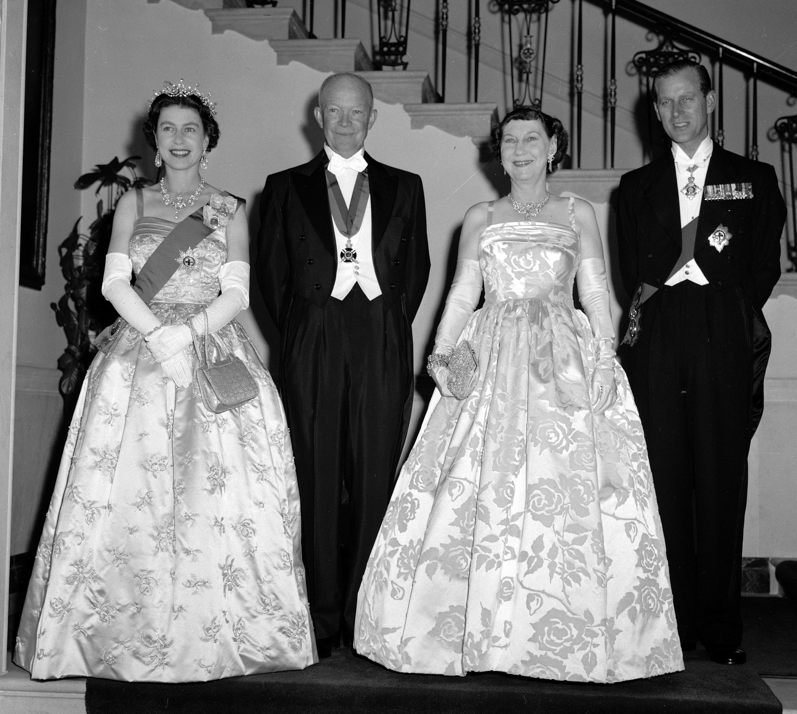 1957: O presidente dos EUA Dwight Eisenhower e a primeira-dama Mamie estão ladeados por seus convidados reais, Elizabeth II e seu marido, o príncipe Philip, na Casa Branca. — Foto: AP Photo, File