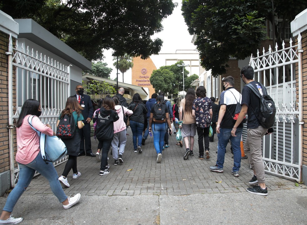 Chegada de alunos para fazer o Enem em SP: prova teve como tema de redação "Invisibilidade e registro civil” — Foto: Edilson Dantas/Agência O Globo