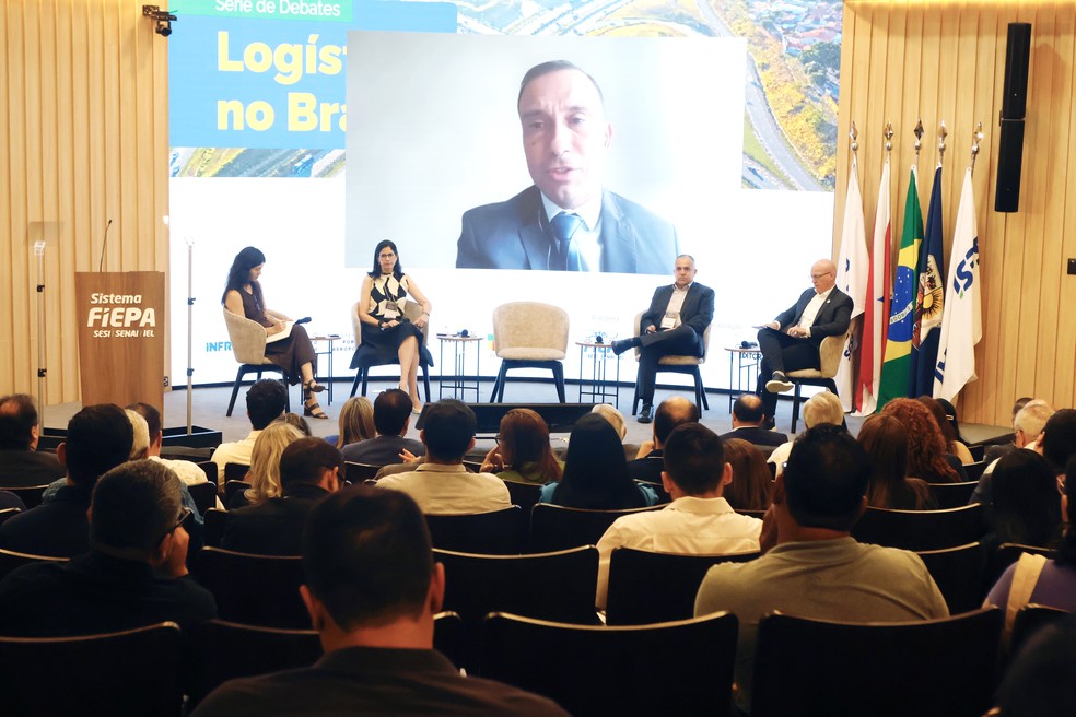 (From left to right) Tais Hirata, Valor newspaper reporter; Lillian Campos, Infra S/A; Alex Dias Carvalho, of FIBA, and Otto Luiz Borlier, National Secretary of Waterways and Navigation – Photo: Oswaldo Forte/Valor