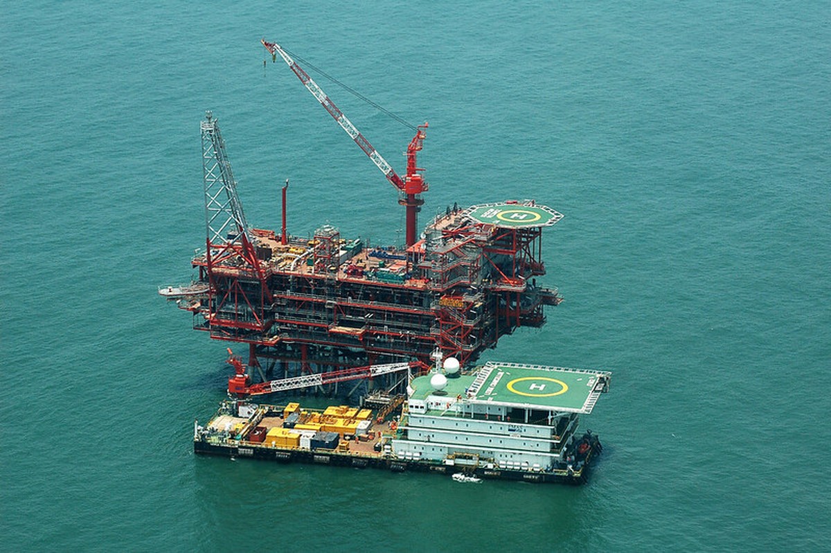 Petróleo fecha em alta com expectativa de novas sanções contra a Rússia