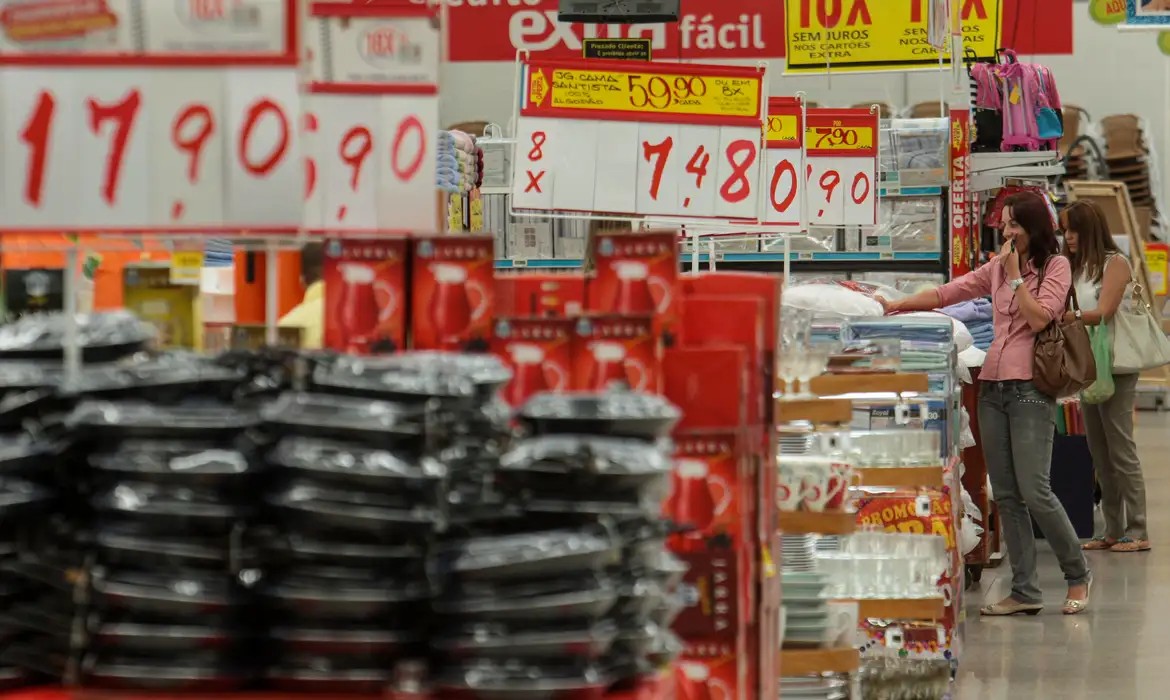 Consumo das famílias cresceu a um ritmo próximo ao do PIB no 1º trimestre, diz IBGE