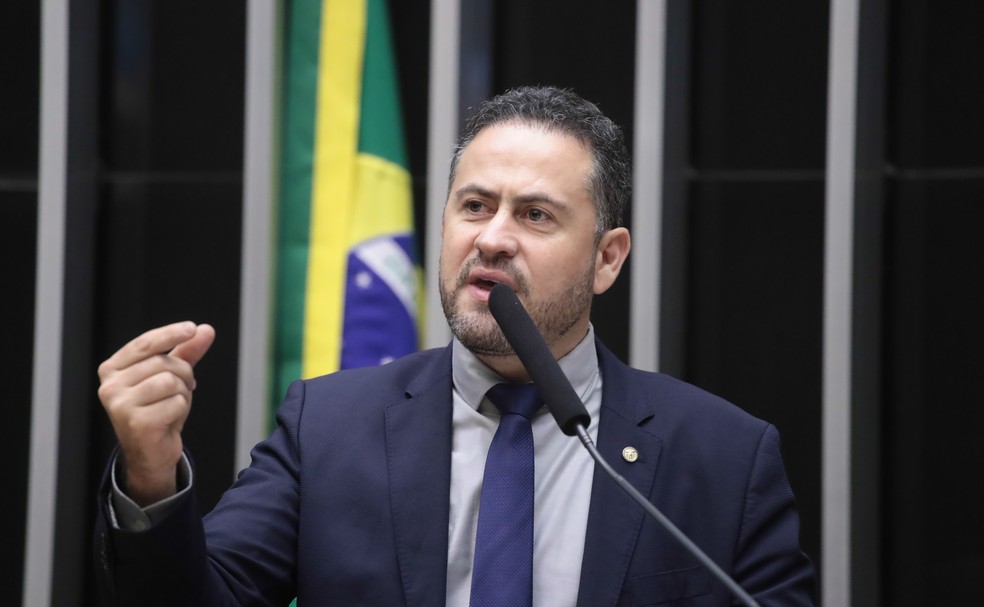 Deputado Kiko Celeguim em Brasília discutindo projeto de lei.