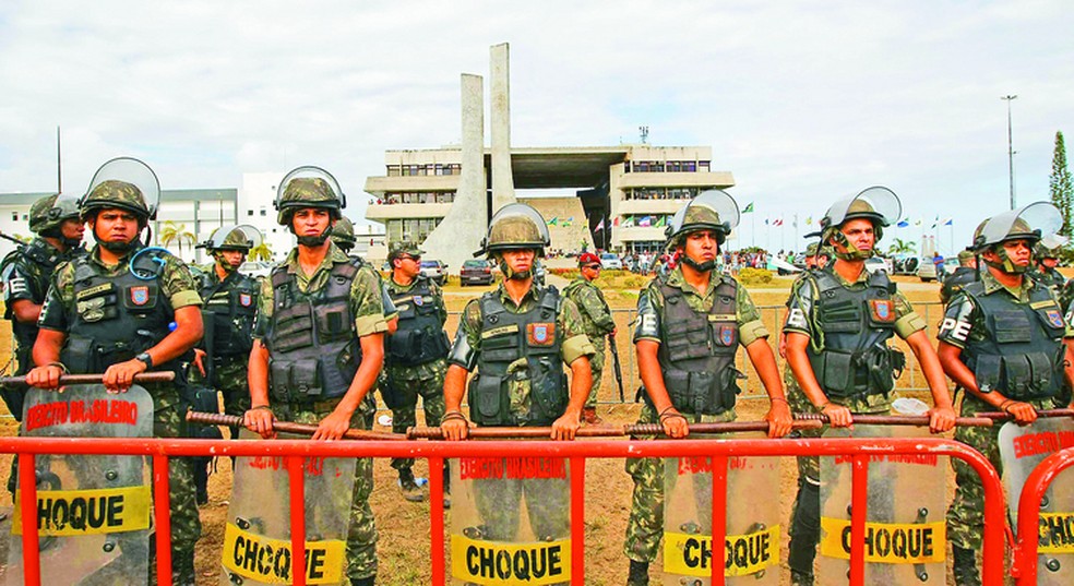 Policiais do Exército cercam o prédio da Assembleia Legislativa da Bahia, onde os amotinados se reuniram: pressão pela PEC 300 que tramita no Congresso — Foto: Moacyr Lopes Junior/Folhapress