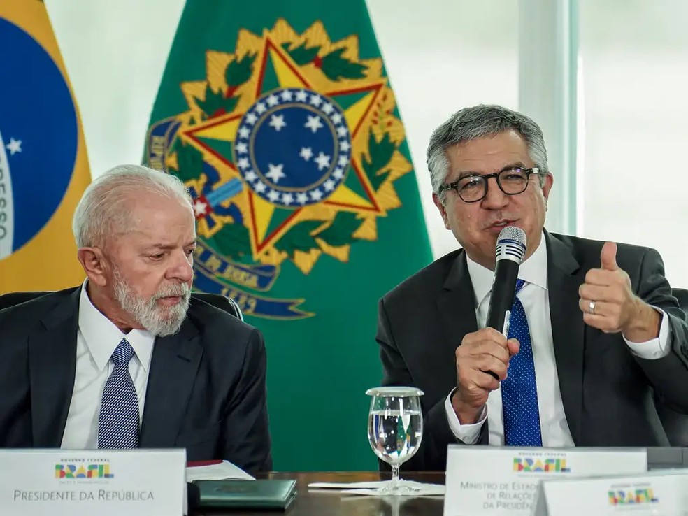 Lula e o ministro Alexandre Padilha em solenidade no Palácio do Planalto — Foto: Rafa Neddermeyer/Agência Brasil