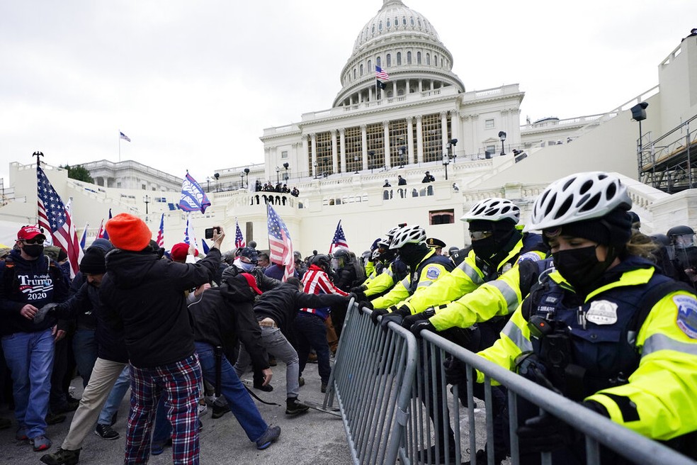Manifestantes pró-Trump entram em confronto com a polícia ao invadir o Congresso — Foto: AP Photo/Julio Cortez
