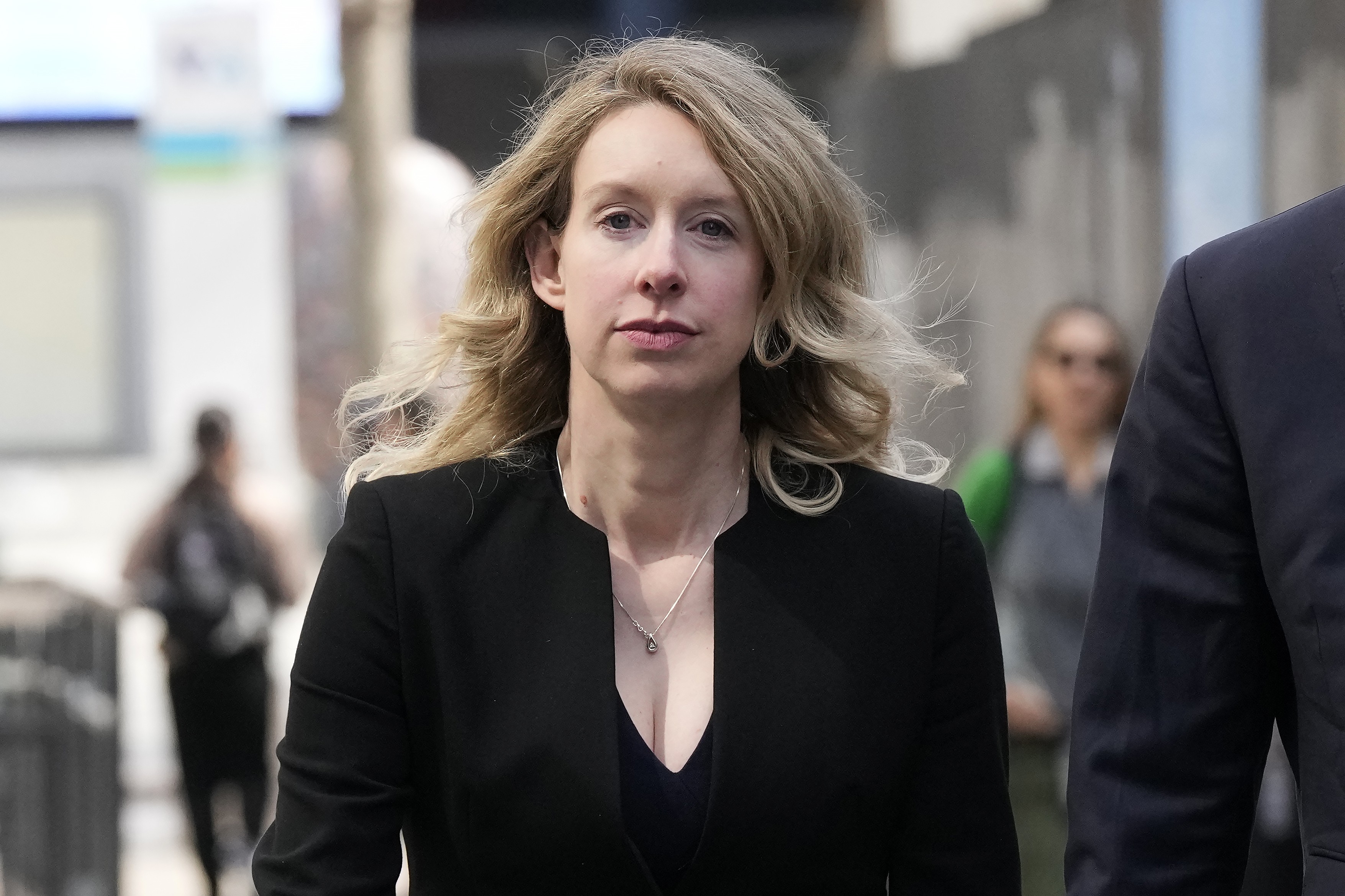 Últimos dias de liberdade de Elizabeth Holmes, fundadora da Theranos, viram documentário - Foto
