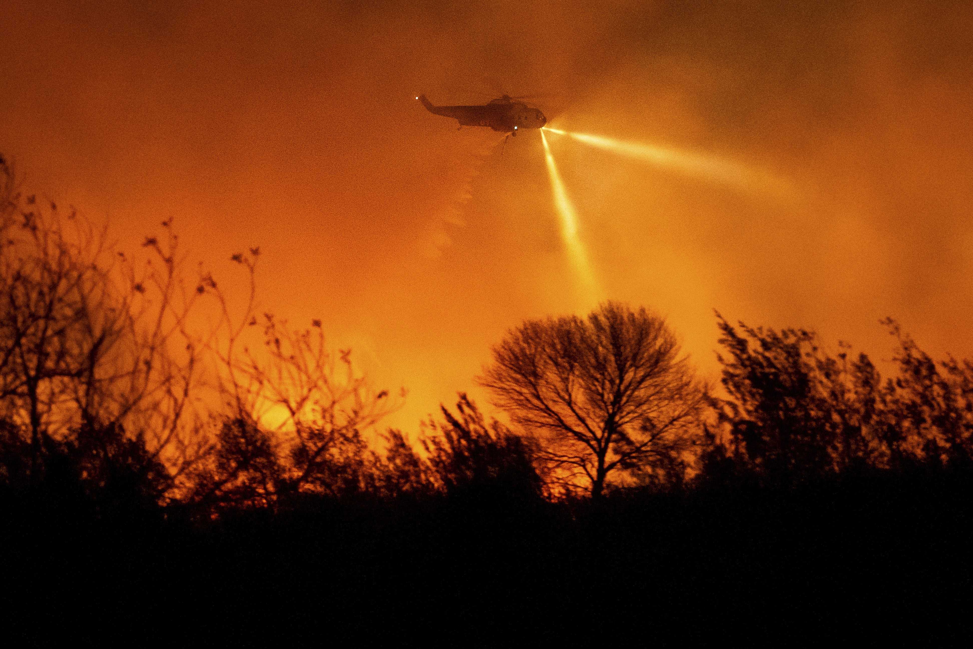 Los Angeles se prepara para 'condições críticas de incêndios' com ventos fortes