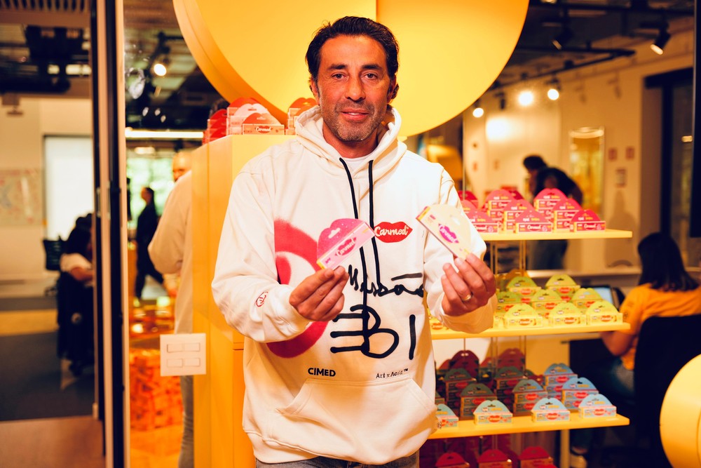 O presidente da Cimed, João Adibe Marques, com os hidratantes labiais Carmed BFF — Foto: Divulgação