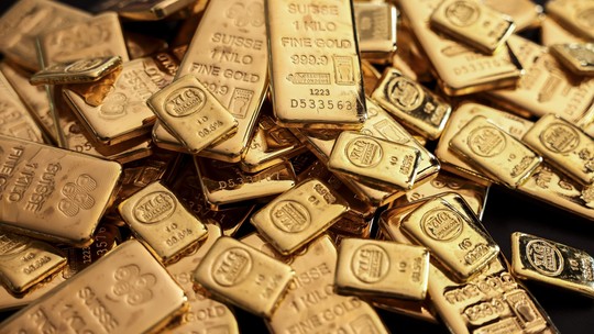 Ouro tem leve queda com foco em juros dos EUA