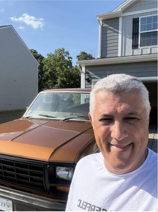 Brasileiro transforma experiência em reparação automotiva