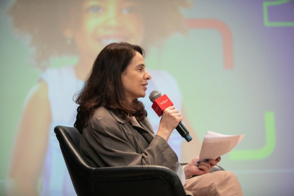 Cristine Pinto, professora do Insper e pesquisadora da rede J-Pal, durante uma das mesas de debate do 1º Simpósio Internacional de Educação Infantil.  — Foto: Divulgação