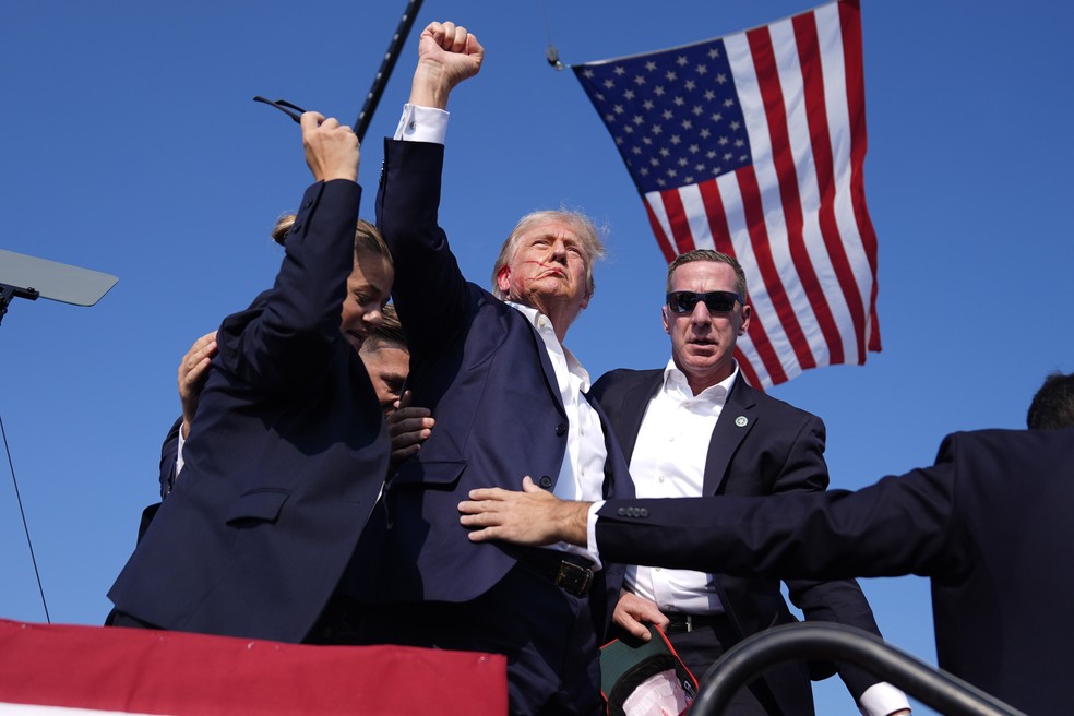 Trump após ataque na Pensilvânia — Foto: AP Photo/Gene J. Puskar