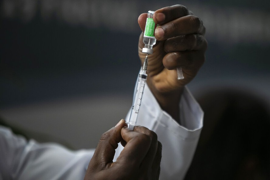 Profissional de saúde prepara dose da vacina Oxford-AstraZeneca para covid-19, na sede da Fundação Oswaldo Cruz, no Rio de Janeiro, Brasil