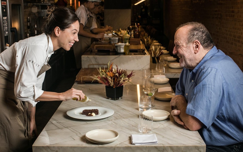 O cardiologista Sergio Timerman, diretor do Incor, elege como seu favorito o Chocolate Capim Santo, do restaurante Nelita, criação da chef Tássia Magalhães — Foto: Keiny Andrade/Valor