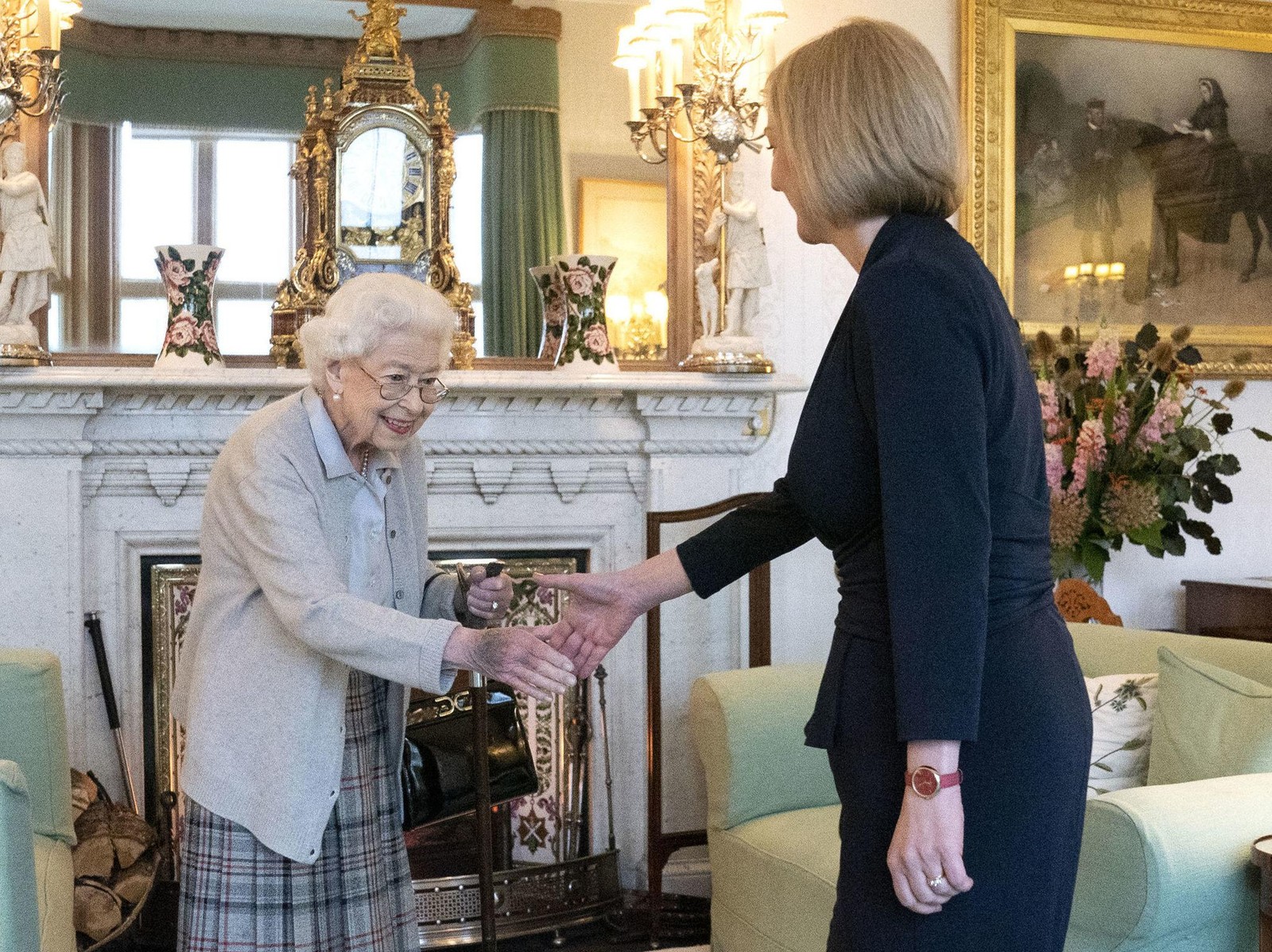 A rainha Elizabeth II dá as boas-vindas a Liz Truss em uma audiência em Balmoral, na qual a convidou para ser a nova premiê britânica, em 6 de setembro de 2022 — Foto: Jane Barlow/AP