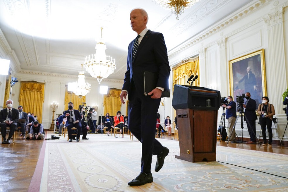 O presidente Joe Biden deixa a Sala Leste da Casa Branca, em Washington, Estados Unidos — Foto: Evan Vucci/AP Photo
