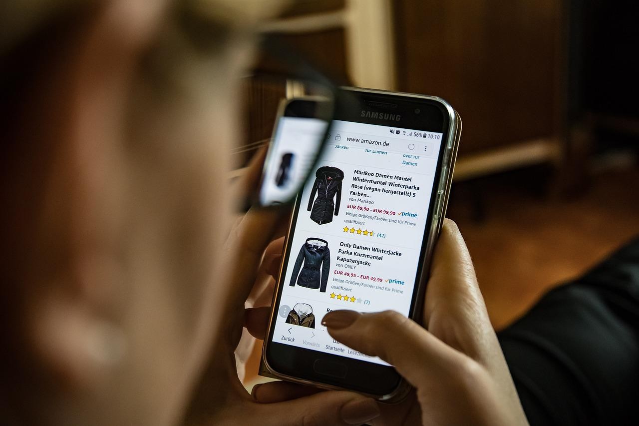 Mais da metade da população de dez anos ou mais usou internet para compras em 2025, diz IBGE