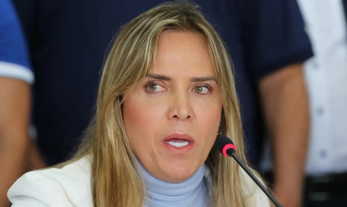 Governadora do DF recebe alta médica após dois dias internada na UTI