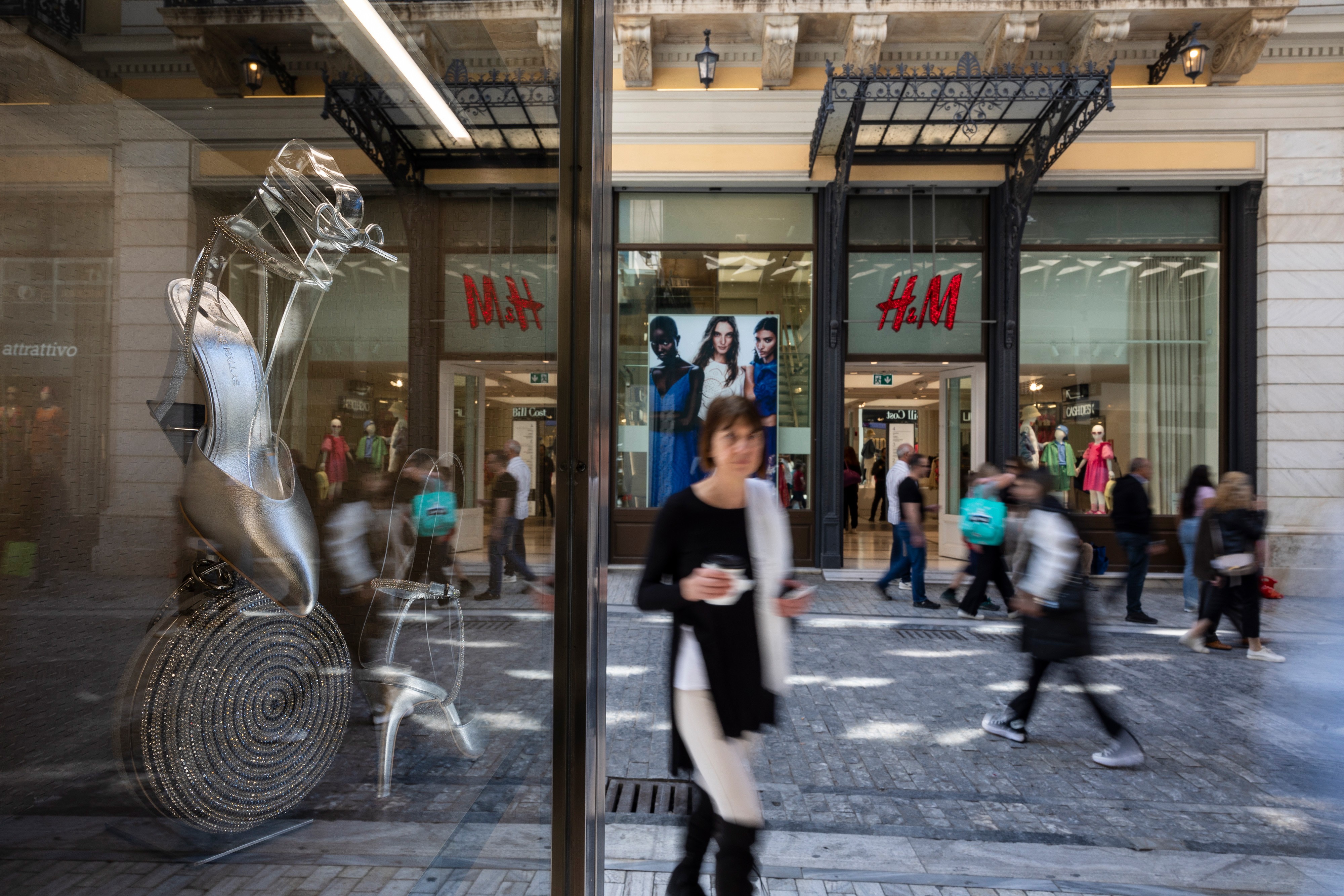Família bilionária fundadora da H&M acelera compras de ações