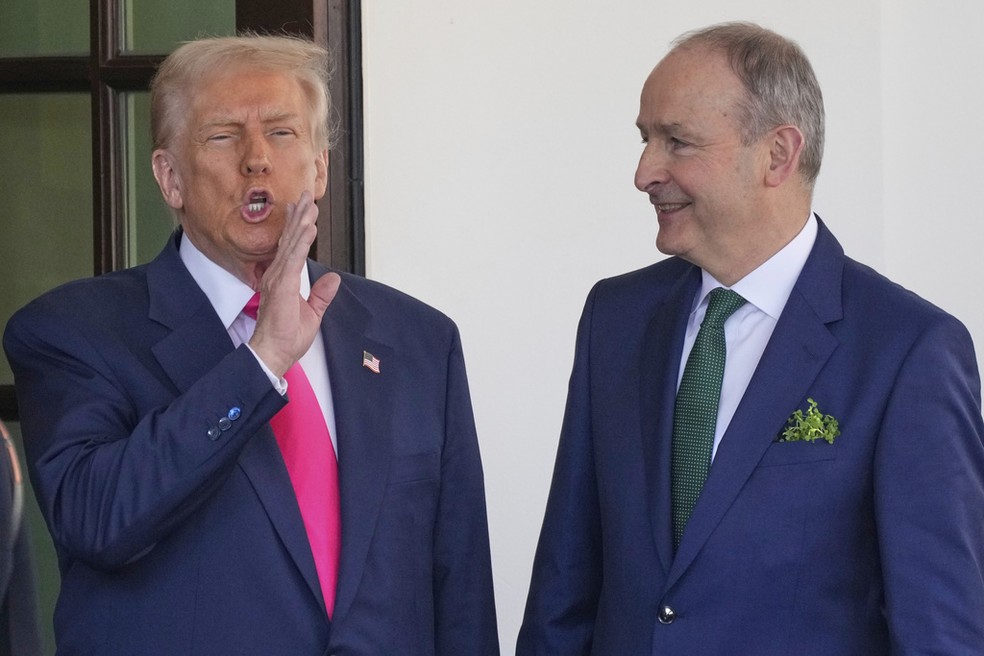 Durante encontro com o primeiro-ministro da Irlanda, Micheál Martin, na Casa Branca, Trump afirmou que a Irlanda, assim como outros países, estava se aproveitando dos EUA, referindo-se à presença de empresas farmacêuticas americanas no país devido às políticas tributárias irlandesas — Foto: Ben Curtis/AP
