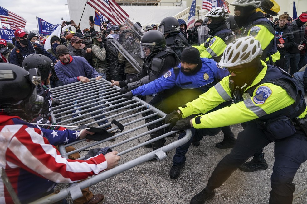 Apoiadores de Trump invadiram o Capitólio no dia 6 — Foto: John Minchillo/AP