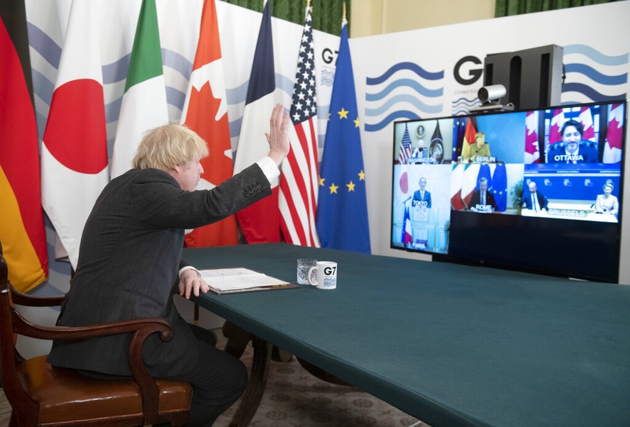 O premiê britânico Boris Johnson recepciona os colegas do grupo das sete maiores economias do mundo (G7), em reunião virtual na sexta-feira, 19/02/2021